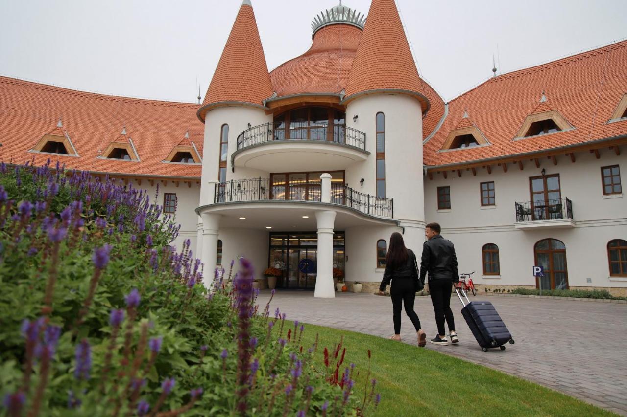 Hungarikum Hotel Lakitelek Bagian luar foto