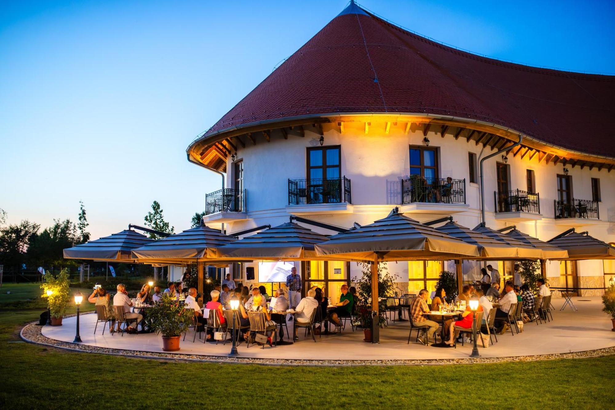 Hungarikum Hotel Lakitelek Bagian luar foto