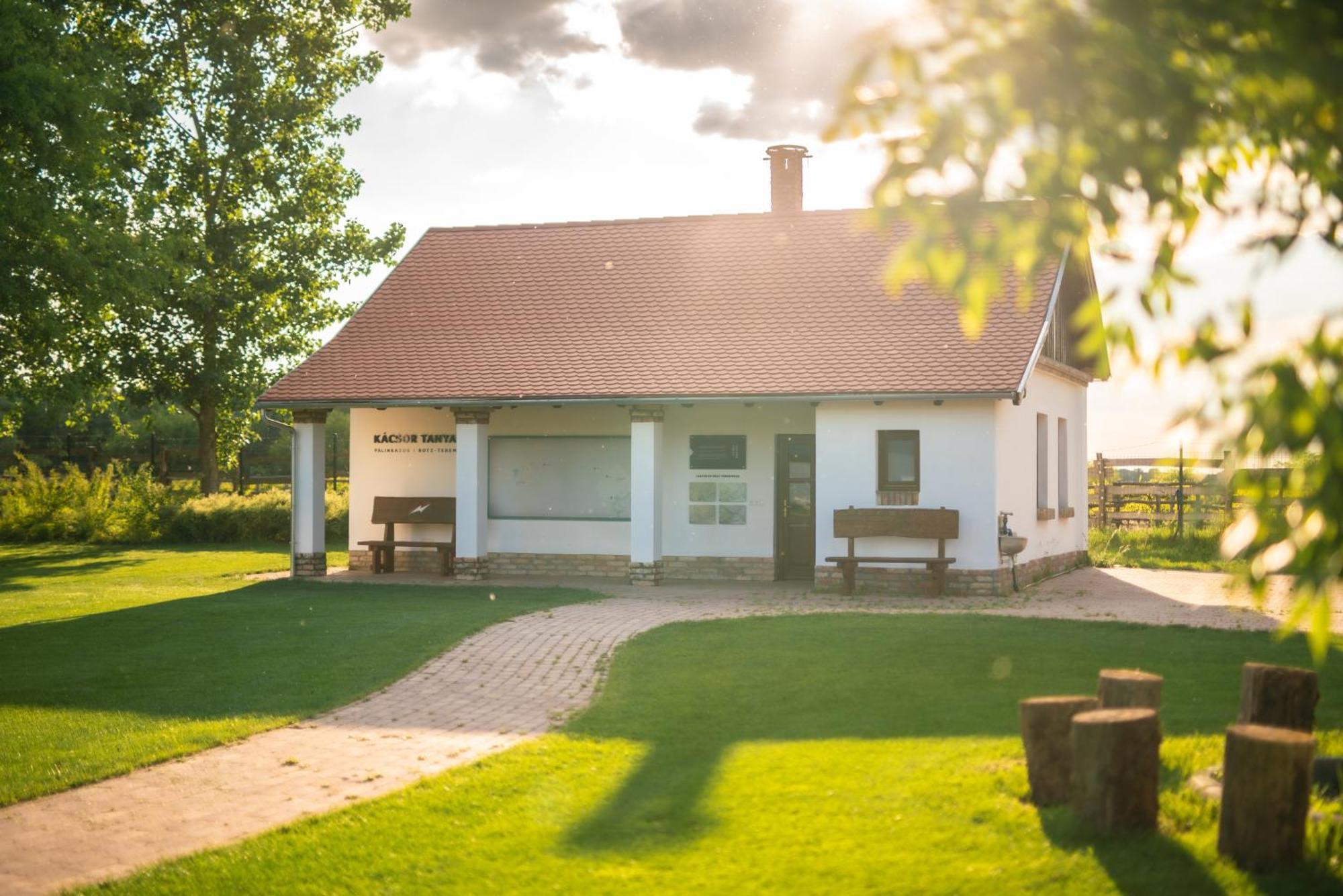 Hungarikum Hotel Lakitelek Bagian luar foto