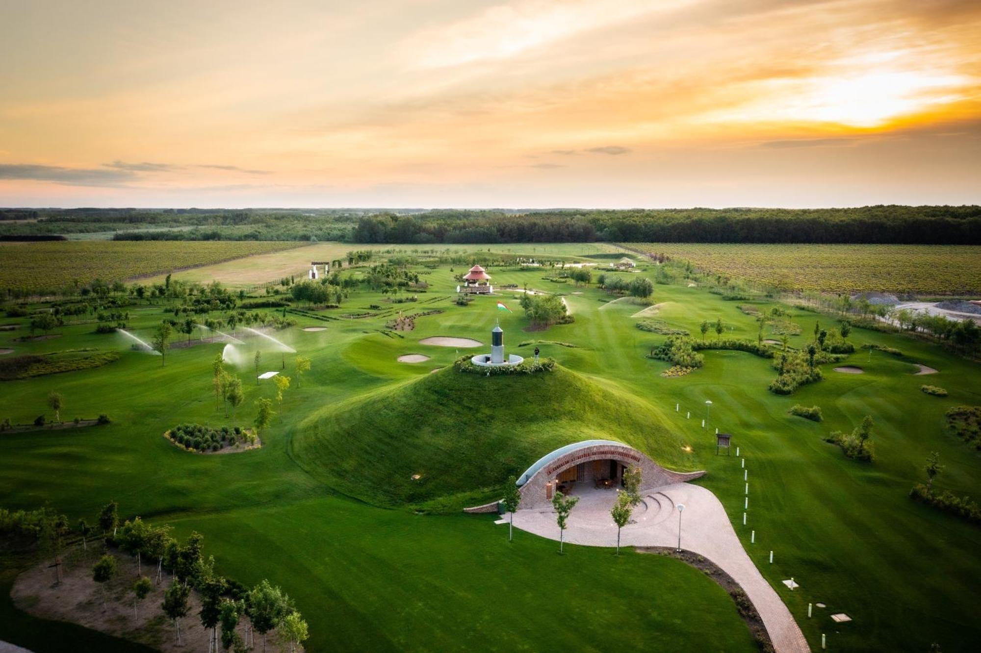 Hungarikum Hotel Lakitelek Bagian luar foto