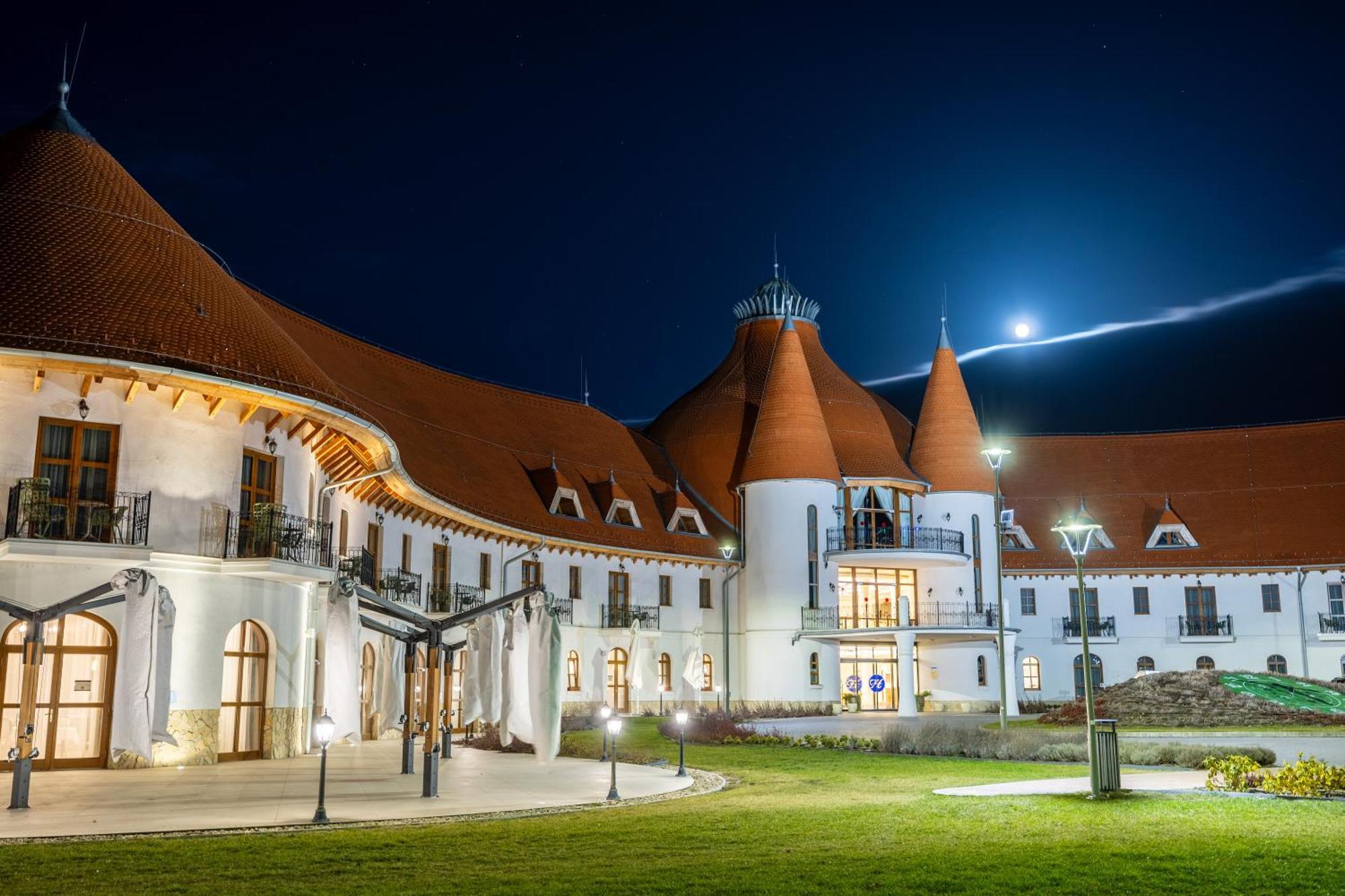 Hungarikum Hotel Lakitelek Bagian luar foto