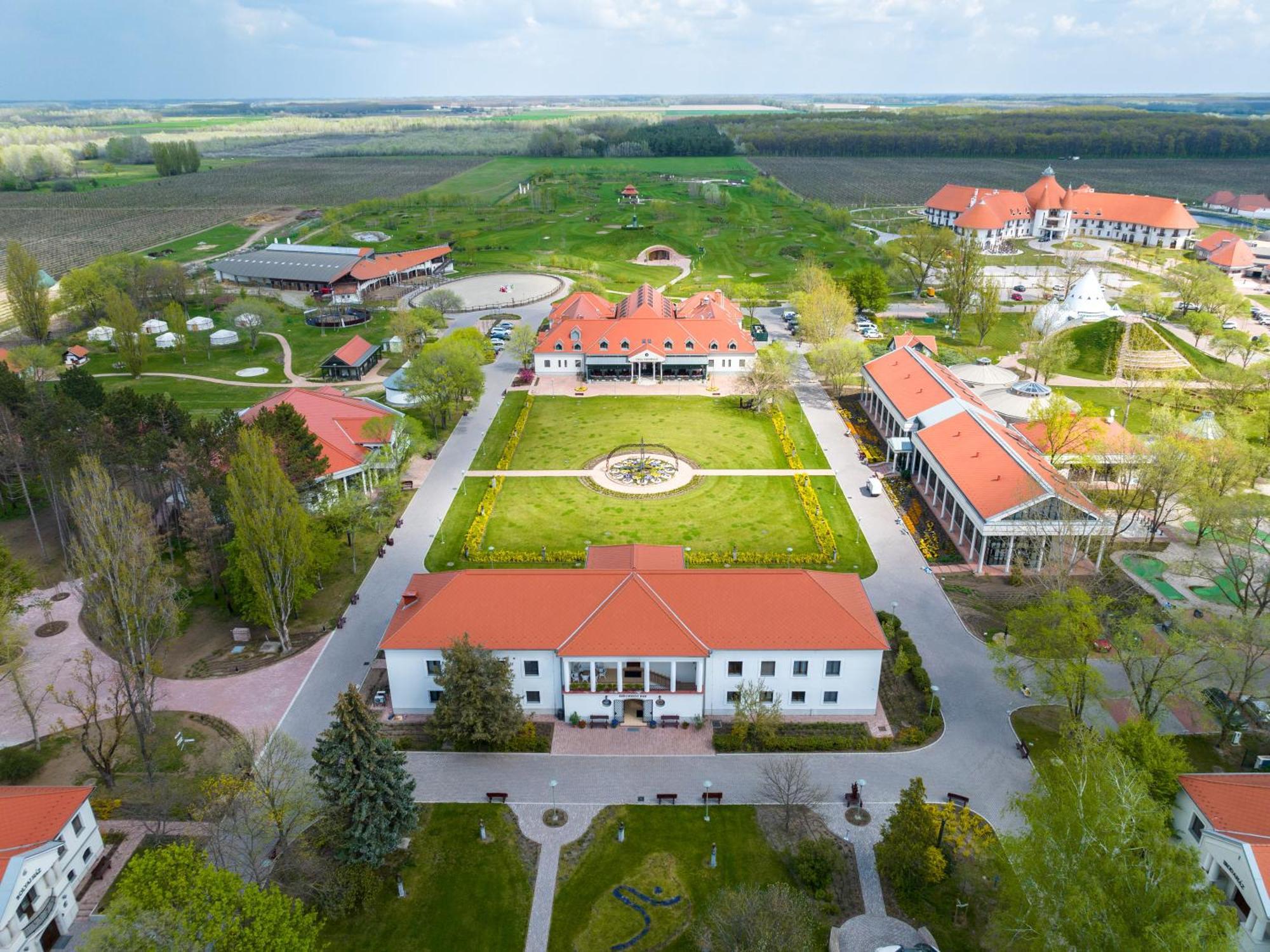 Hungarikum Hotel Lakitelek Bagian luar foto