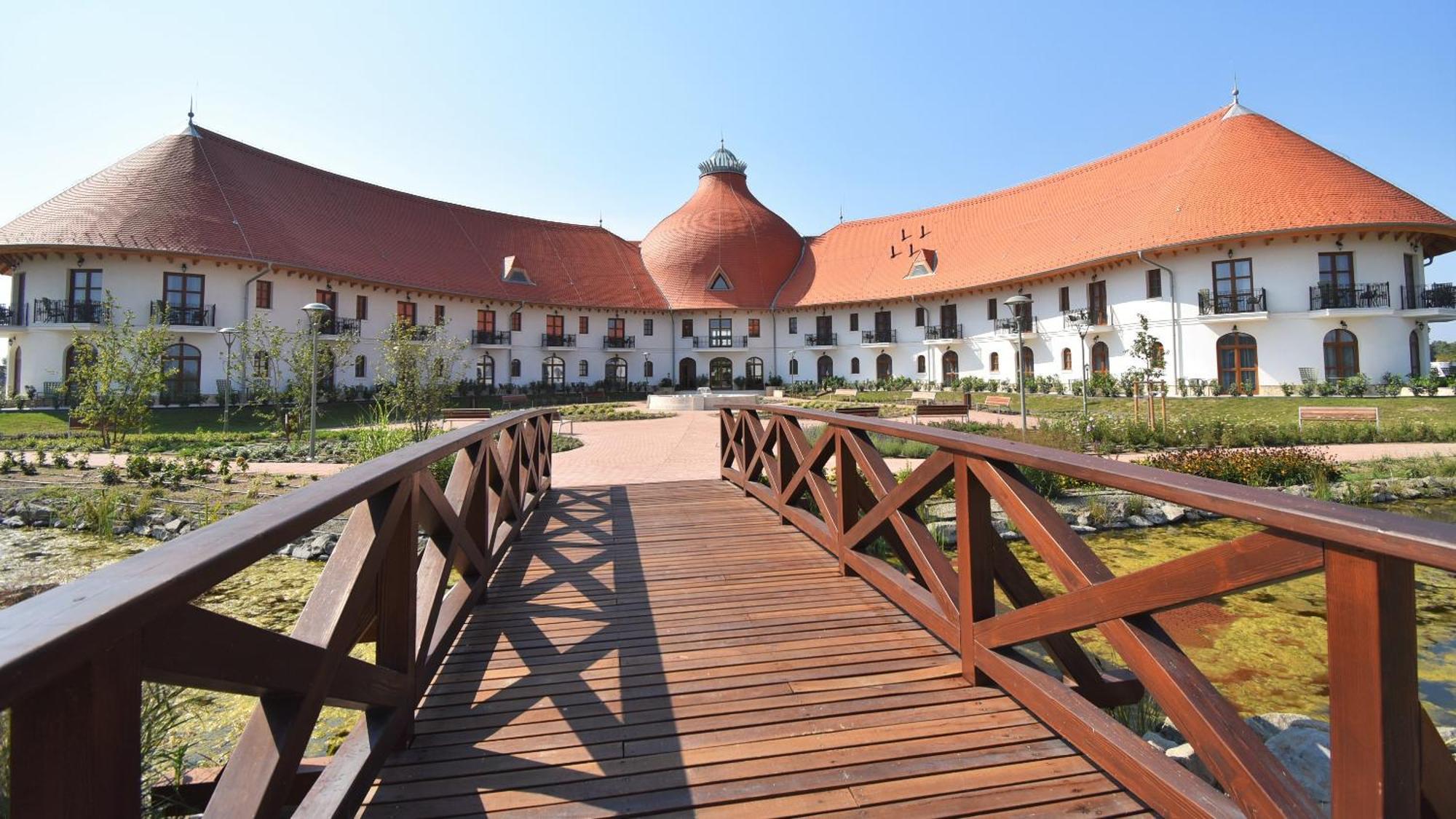 Hungarikum Hotel Lakitelek Bagian luar foto
